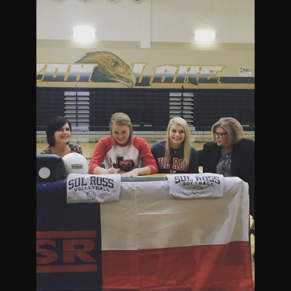 Alexis 'Smiley' Robinson signs two letters of intent for playing at Sul Ross